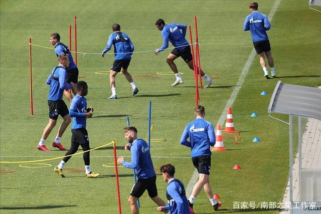 切尔西转会策略新动向；多名球员报价及转会动态